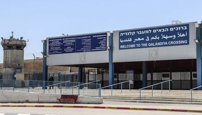 الاحتلال يغلق حاجز قلنديا ويشدد من إجراءاته في محيط القدس
