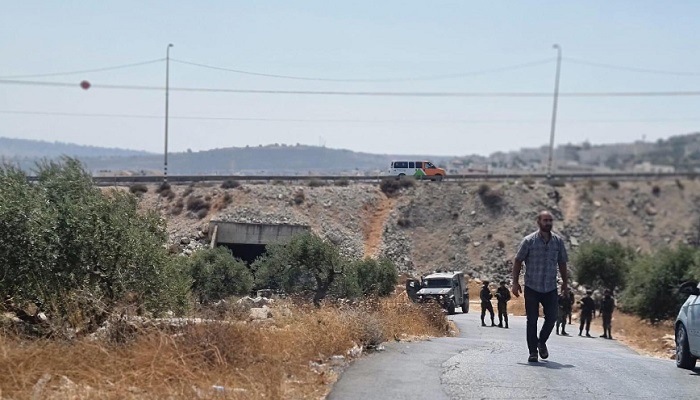 لليوم الثاني الاحتلال يواصل إغلاق المدخل الرئيس لقرية برقة شرق رام الله
