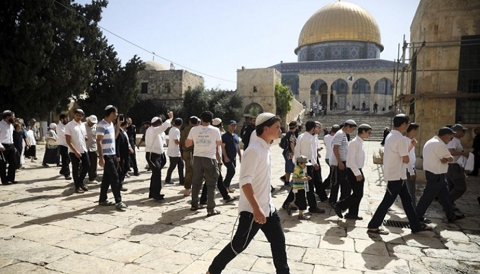 مستوطنون يؤدون طقوسا تلمودية في محيط المسجد الأقصى
