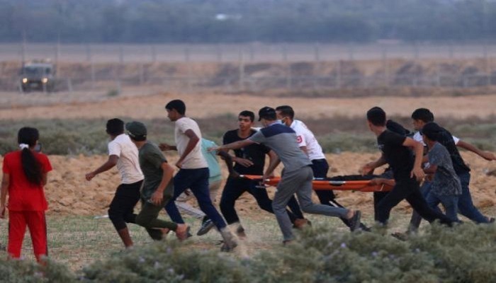 إصابة مواطن بالرصاص وآخرين بالاختناق في قمع الاحتلال مسيرات سلمية شرق غزة
