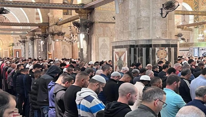 الآلاف يؤدون الفجر في باحات المسجد الأقصى المبارك