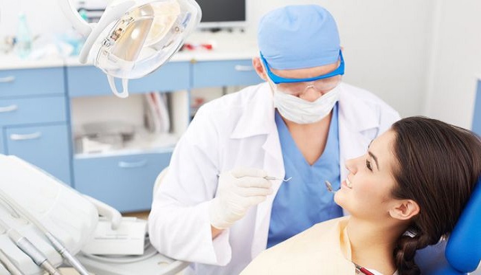 طبيب يوضح سبب تلف أسنان الحوامل
