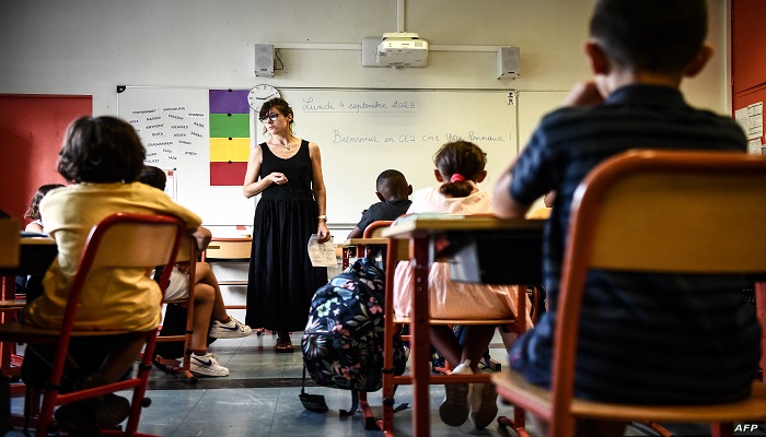 مدارس فرنسية تعيد عشرات الفتيات إلى منازلهن لرفضهن الالتزام بقرار منع ارتداء العباءة

