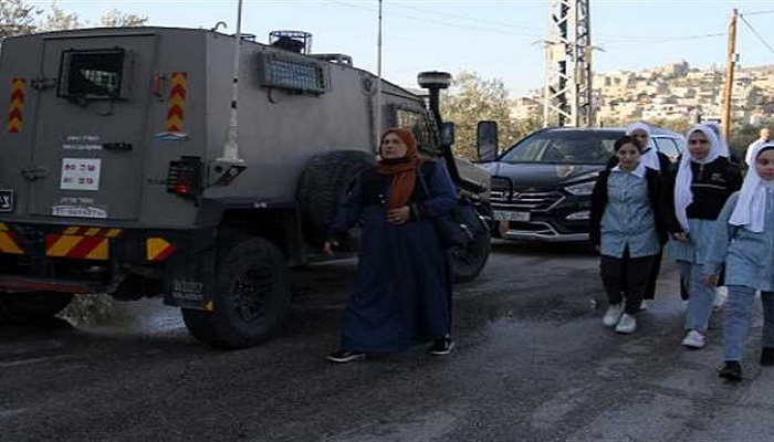 إصابة عشرات الطالبات بالاختناق إثر مهاجمة قوات الاحتلال لمدرسة في بيت أمر
