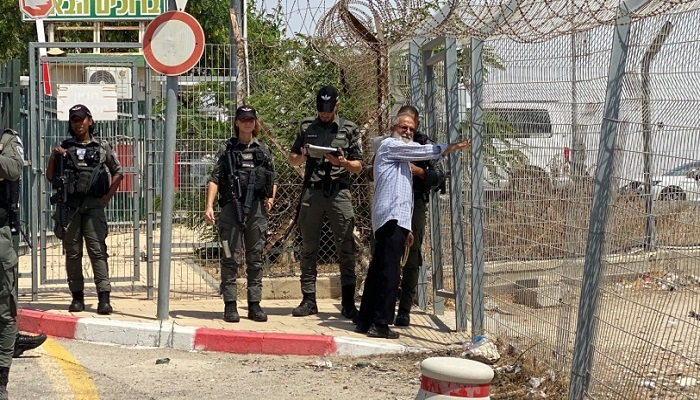 قيود فوق القيود: الاحتلال يمنع أهالي العيساوية من الدخول إلى بيوتهم 

