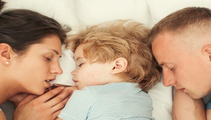 كم يفقد الوالدان من النوم في السنة الأولى من حياة طفلهما؟
