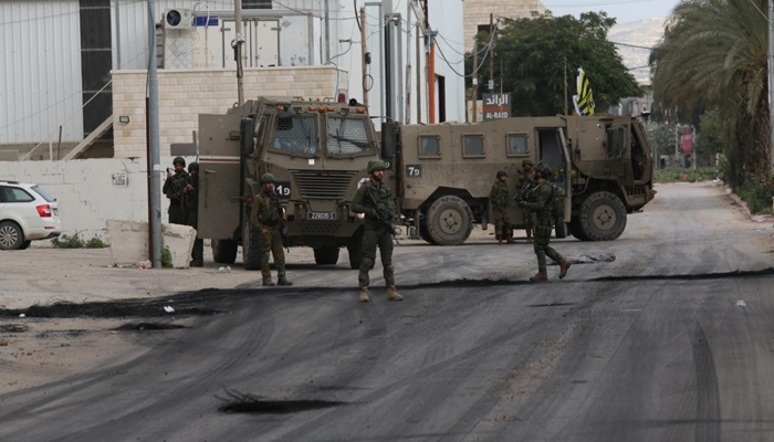 قوات الاحتلال تعتقل 26 فلسطينيا بينهم أسير محرر مصاب بالسرطان 
