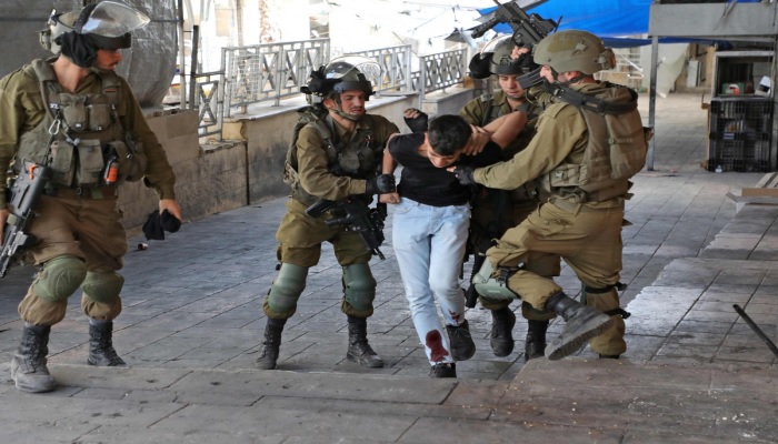 بينهم سيدة وطفلان.. قوات الاحتلال تعتقل ٥٥ فلسطينيا من الضفة