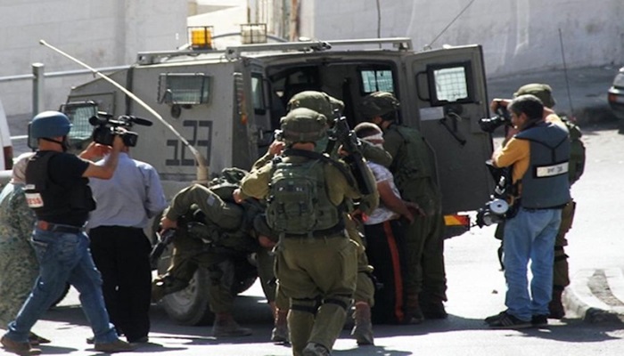 بينهم سيدة وأسرى محررون.. الاحتلال يعتقل 60 فلسطينيا على الأقل من الضفة
