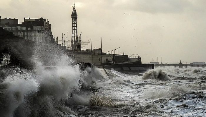 العاصفة «إيشا» تشلّ مرافق النقل والطاقة في أنحاء المملكة المتحدة
