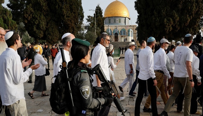 بحماية من قوات الاحتلال: عشرات المستعمرين يقتحمون المسجد الأقصى
