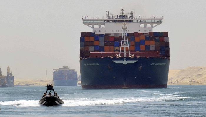 انخفاض التجارة عبر «السويس» 42 % خلال شهرين جراء هجمات البحر الأحمر 
