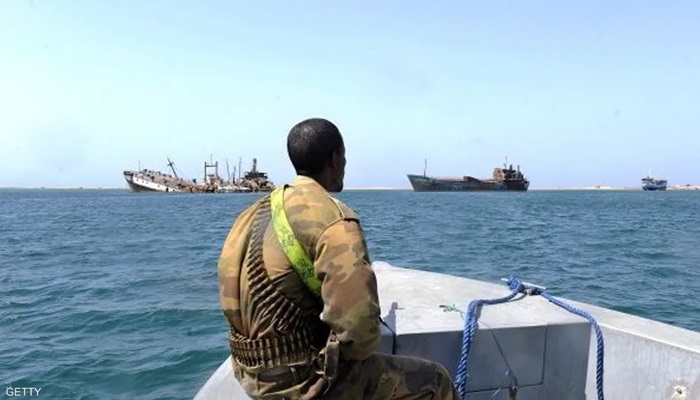 رويترز: مسلحون يستولون على سفينة شحن قبالة السواحل الصومالية