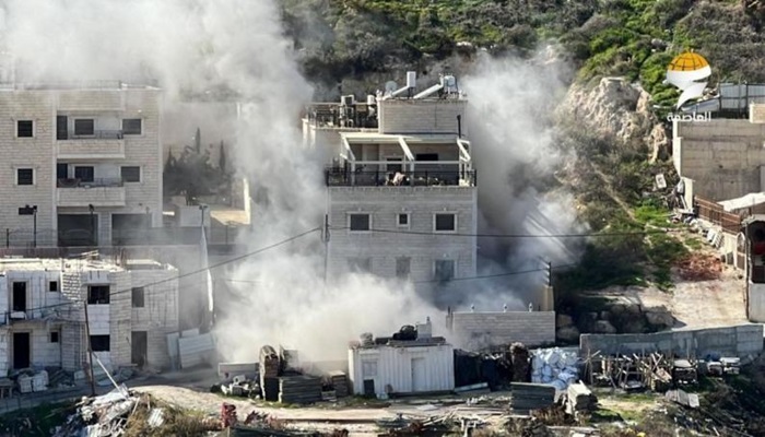الاحتلال يفجر منزلي الشهيدين مراد وإبراهيم نمر في صور باهر جنوب القدس
