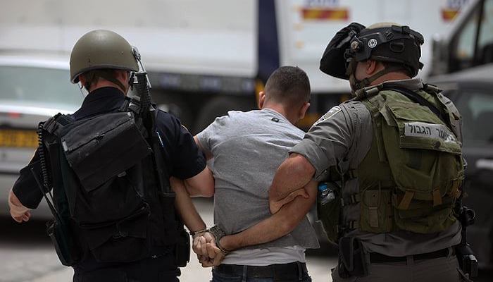 الاحتلال يعتقل 12 مواطنا على الأقل من الضفة
