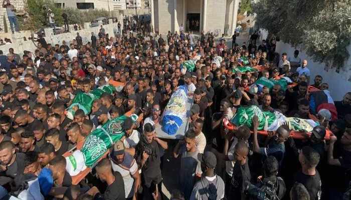 جماهير غفيرة تشيع جثامين شهداء مجزرة مخيم طولكرم الـ 18
