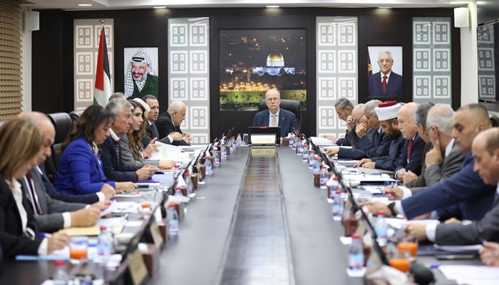مجلس الوزراء يبحث جهود إدخال المزيد من شاحنات الطعام والخيام والملابس الشتوية رغم معيقات الاحتلال