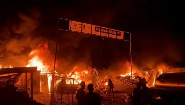 شهداء ومصابون في قصف الاحتلال خيمة تؤوي نازحين في دير البلح

