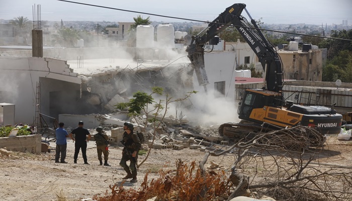 الاحتلال يهدم ستة منازل في عناتا شمال القدس

