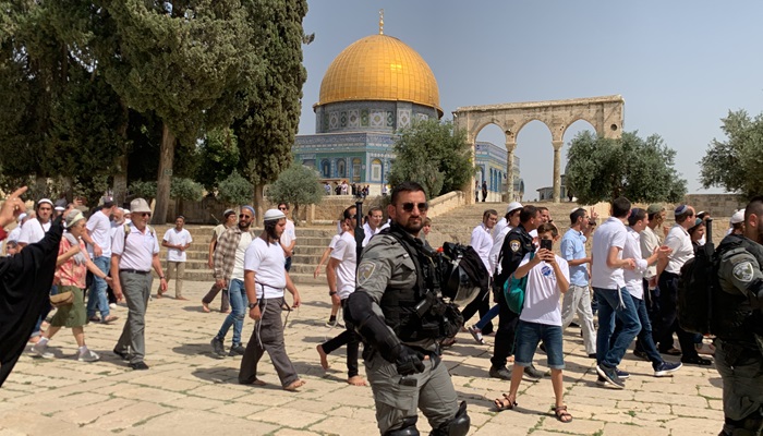 مستوطنون يقتحمون المسجد الأقصى
