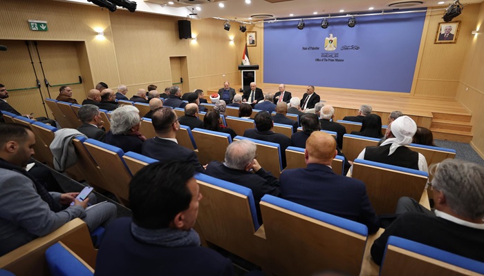 خلال لقائه فعاليات القدس: مصطفى يوعز بإعداد خطة وبرنامج عمل تنموي متعدد السنوات

