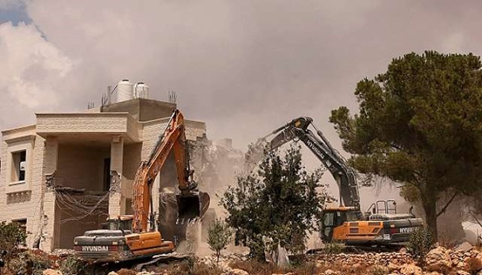 قوات الاحتلال تهدم منزلين في الولجة شمال غرب بيت لحم

