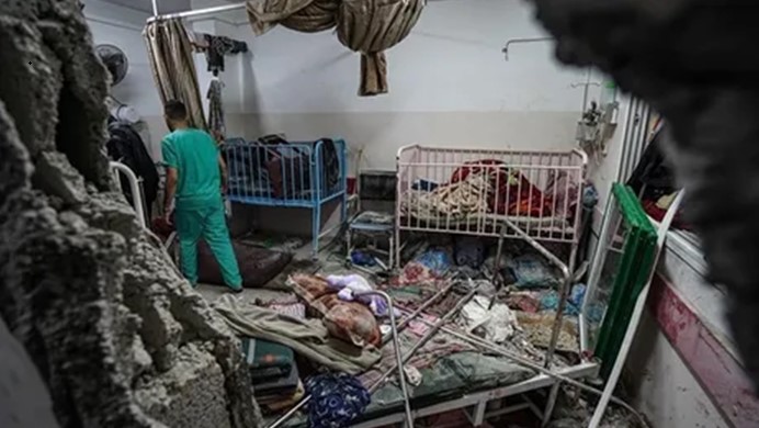 نتيجة لانقطاع الكهرباء وتوقف الأكسجين.. استشهاد ثلاثة مرضى في مجمع ناصر الطبي في خان يونس
