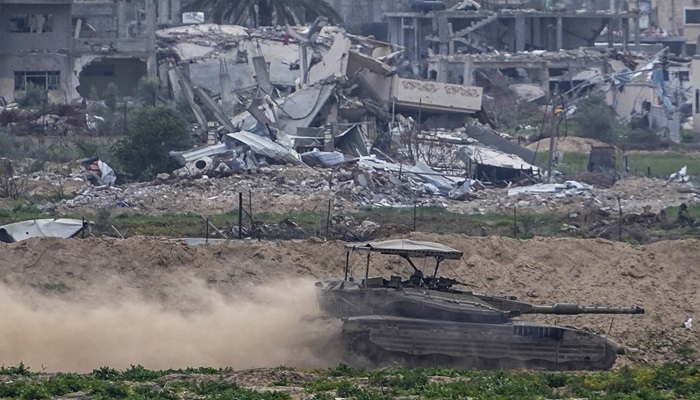 جيش الاحتلال يقتحم مشافي خان يونس بغزة وينكل بكوادرها الطبية

