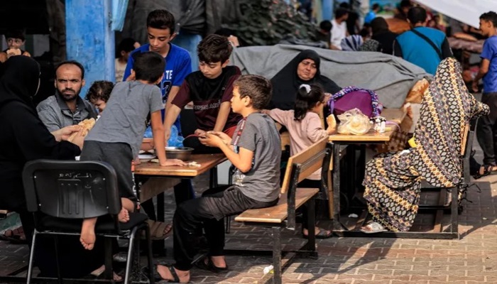 أطفال في شمال غزة يتناولون البطاطا الفاسدة في ظل تفاقم الكارثة الإنسانية

