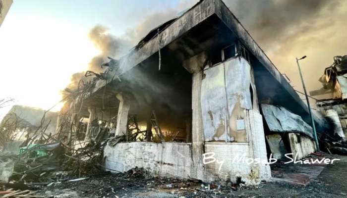 بعد 20 ساعة من العمل المتواصل.. طواقم البلدية والدفاع المدني تُسيطر على حريق ضخم في مصنع رويال بالخليل