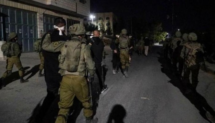 قوات الاحتلال تشن حملة اعتقالات ومداهمات في الضفة 

