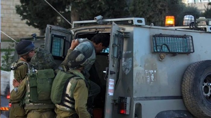 قوات الاحتلال تعتقل 12 مواطنا من الضفة بينهم أسرى محررون