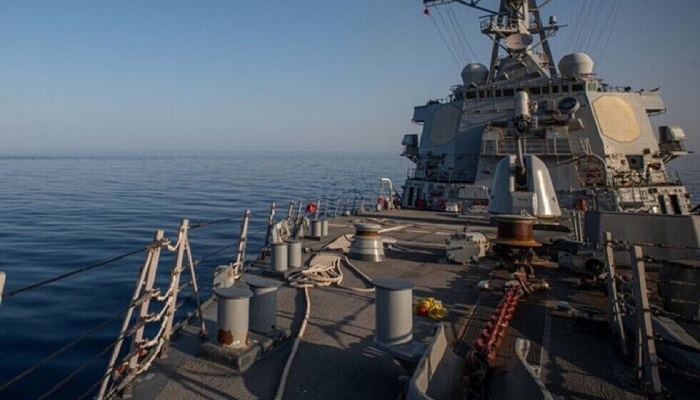 الحوثيون يعلنون استهداف سفينة أمريكية في البحر الأحمر
