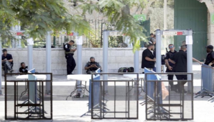 سلطات الاحتلال تنصب حواجز حديدية على أبواب المسجد الأقصى
