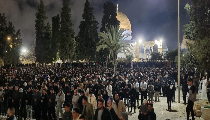 90 ألف مصل يؤدون صلاتي العشاء والتراويح في المسجد الأقصى 
