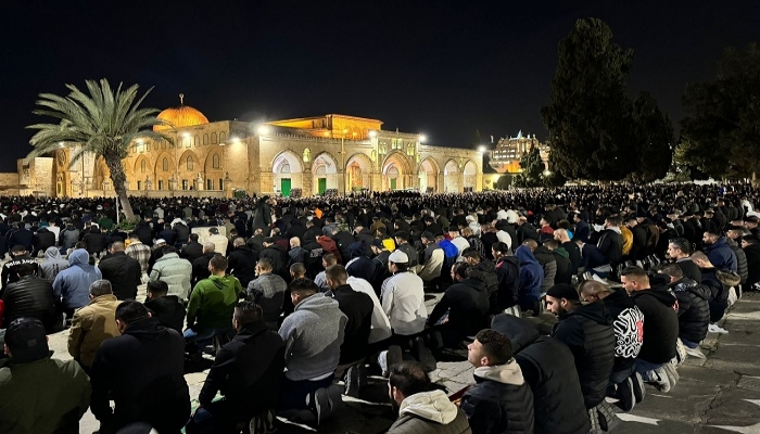 60 ألفا يؤدون صلاتي العشاء والتراويح في المسجد الأقصى المبارك
