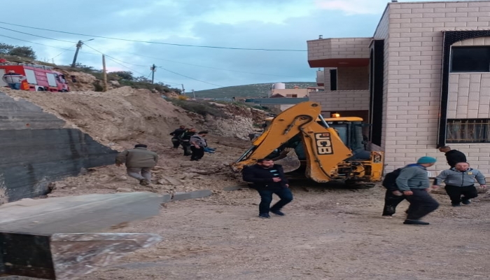 الدفاع المدني ينتشل جثة مواطن جراء انهيار جدار منزل شمال نابلس
