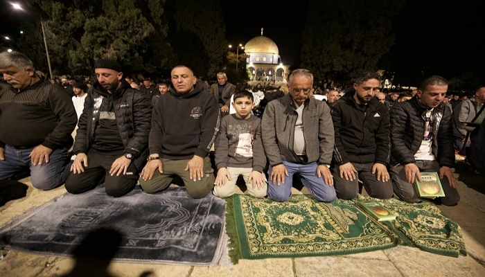 30 ألفا يؤدون العشاء