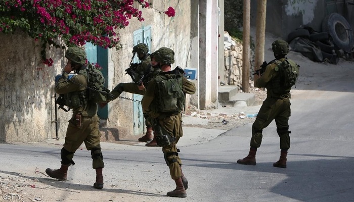 الاحتلال يشن حملة اعتقالات ومداهمات في الضفة الغربية 