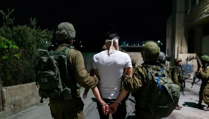بينهم طالبة وأطفال.. الاحتلال يعتقل 12 فلسطينيا من الضفة 
