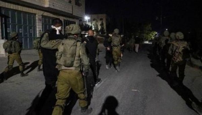 الاحتلال يعتقل 22 مواطنا من الضفة بينهم نساء وأسرى سابقون
