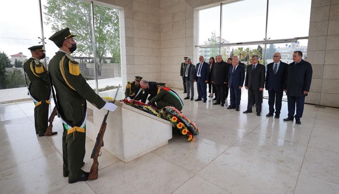 بمشاركة عدد من أعضاء الحكومة.. رئيس الوزراء يضع إكليلا من الزهور على ضريح الرئيس الراحل ياسر عرفات
