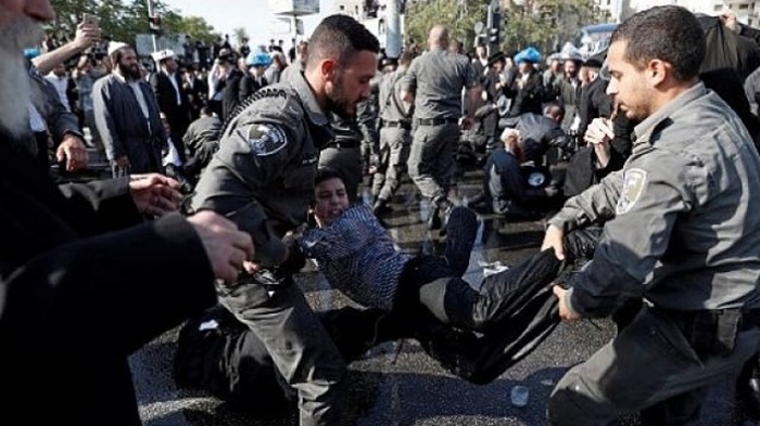 اشتباكات عنيفة بين شرطة الاحتلال ويهود متشددين يحتجون على التجنيد
