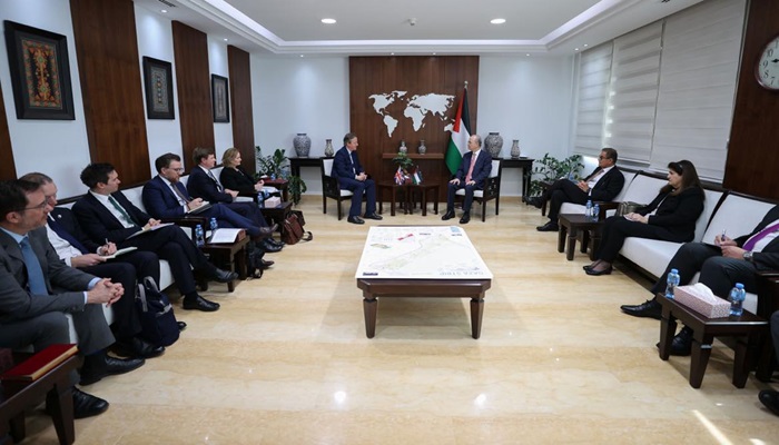 رئيس الوزراء يبحث مع وزير خارجية بريطانيا تعزيز الجهد الإغاثي في غزة ووقف التصعيد في الضفة
