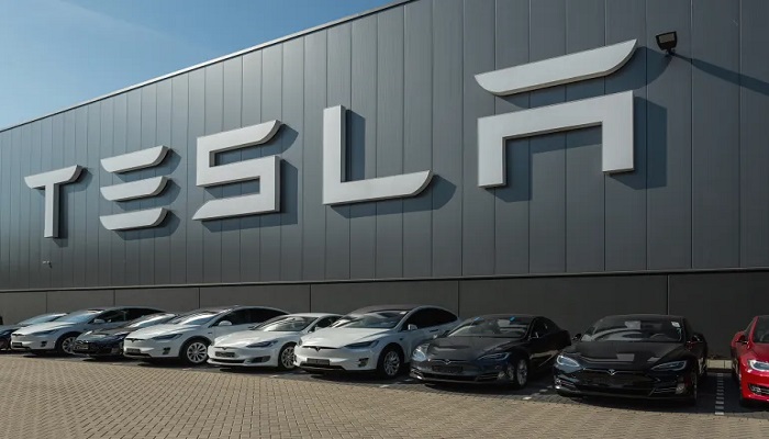 «تسلا» تخفّض أسعار السيارات الكهربائية بالصين في ظل تراجع مبيعاتها
