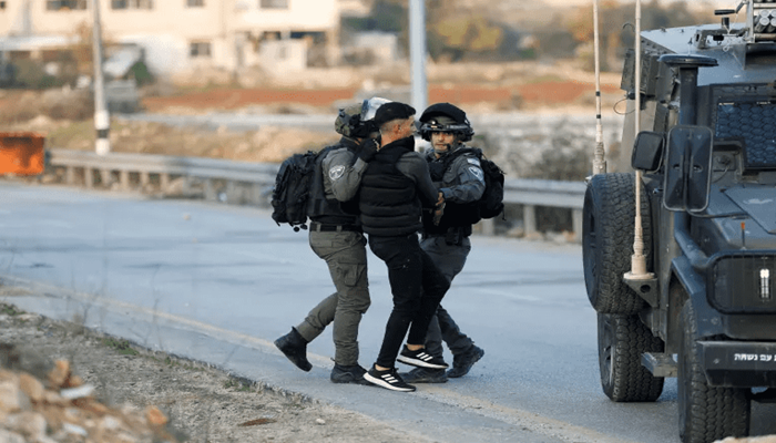 الاحتلال يعتقل 25 مواطنا من الضفة
