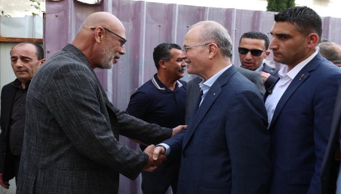 رئيس الوزراء يتفقد طولكرم ومخيم نور شمس
