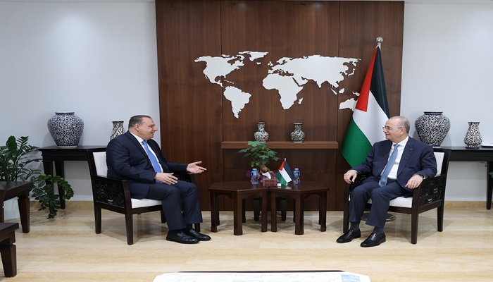 رئيس الوزراء يبحث مع السفير الأردني تعزيز وتنسيق الجهد الإغاثي في غزة والضفة

