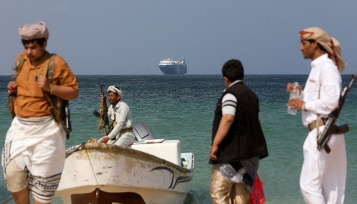 الحوثيون يعلنون استهداف سفينة ومدمرة أمريكيتين وسفينة إسرائيلية
