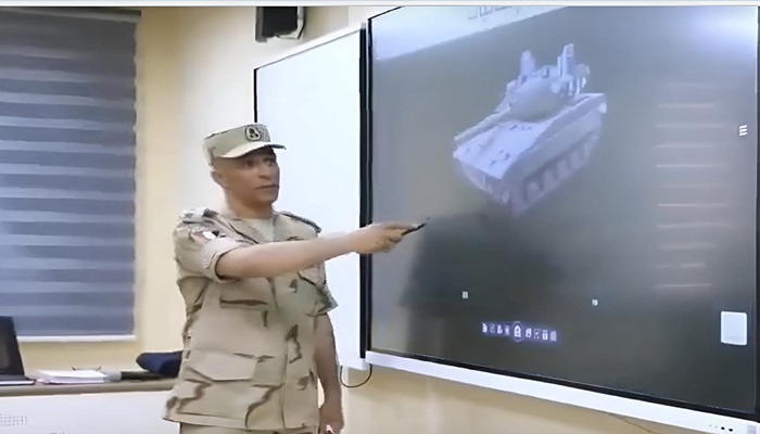 الجيش المصري يستعرض تدمير دبابة 